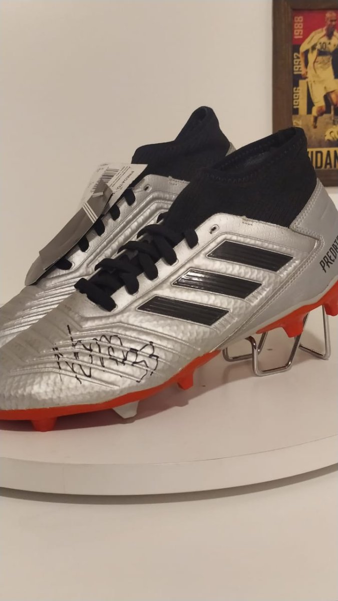 Chuteiras Adidas Predator Nonato Internacional autografada