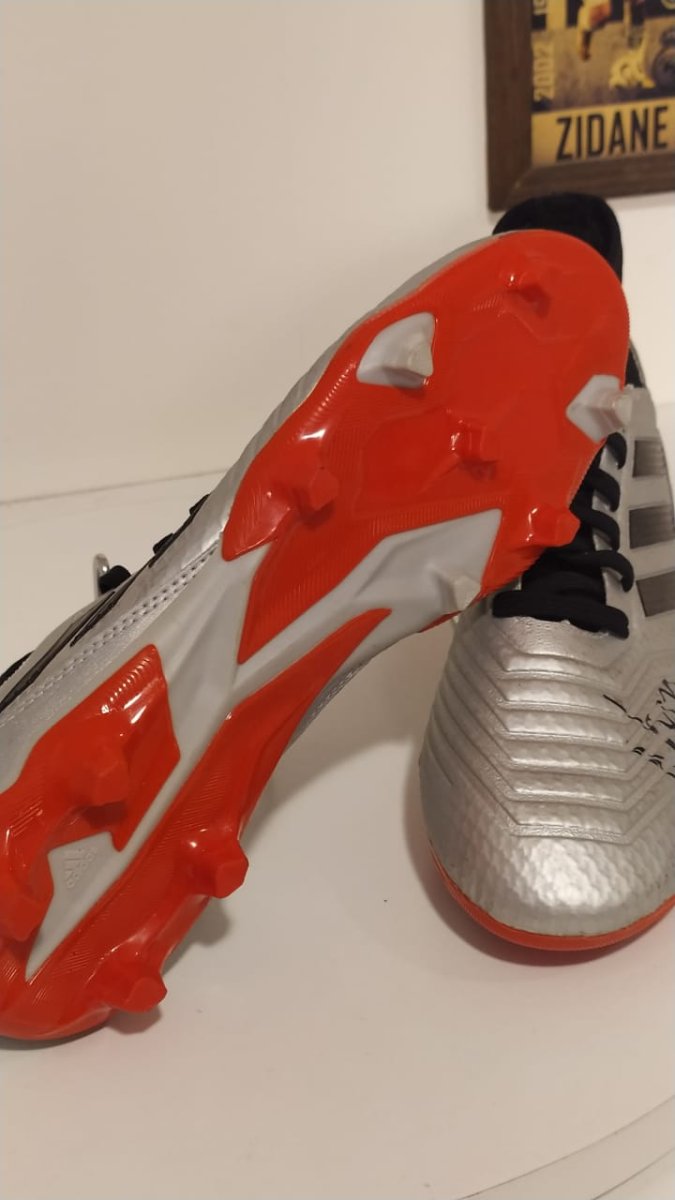 Chuteiras Adidas Predator Nonato Internacional autografada - Image 4